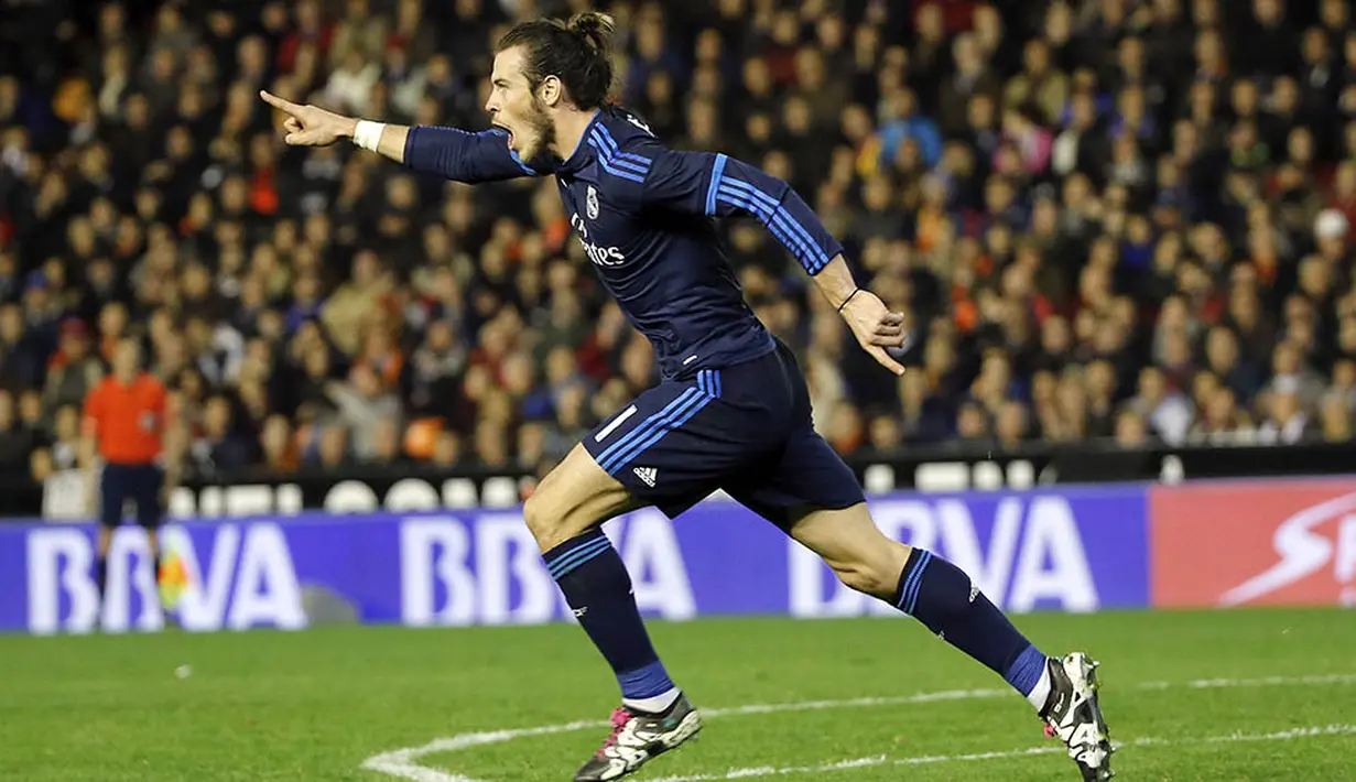 Gelandang Real Madrid, Gareth Bale, merayakan gol yang dicetaknya ke gawang Valencia pada laga La Liga Spanyol.  Gol pesepak bola Wales itu tercipta melalui umpan Toni Kross. (EPA/Juan Carlos Cardenas)