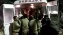 Petugas mengevakuasi korban setelah kebakaran yang melanda sebuah kuil di Kollam, India Selatan, Minggu (10/4). Media setempat melaporkan, kebakaran terjadi setelah perayaan yang menyalakan kembang api untuk menandai akhir sebuah festival. (REUTERS/ANI)