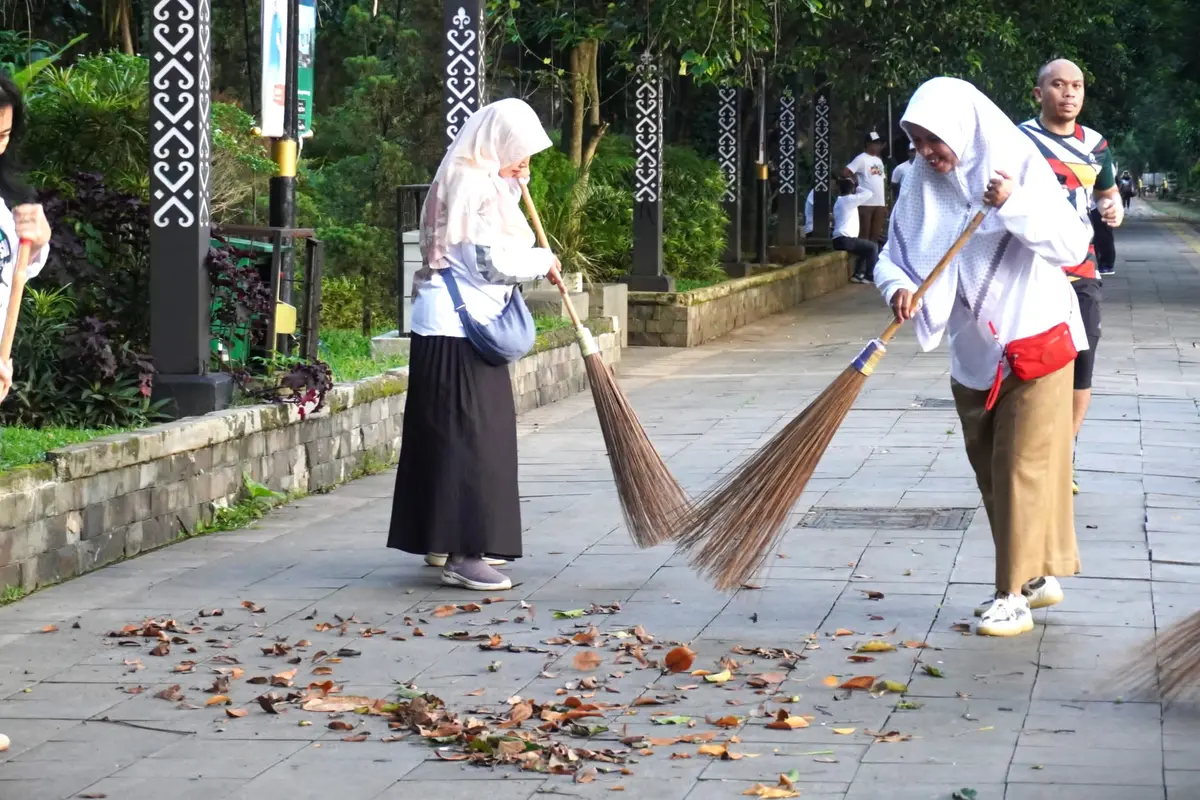 Sejumlah aparatur Sipil Negara (ASN) di Kota Bogor, Jawa Barat, menyapu