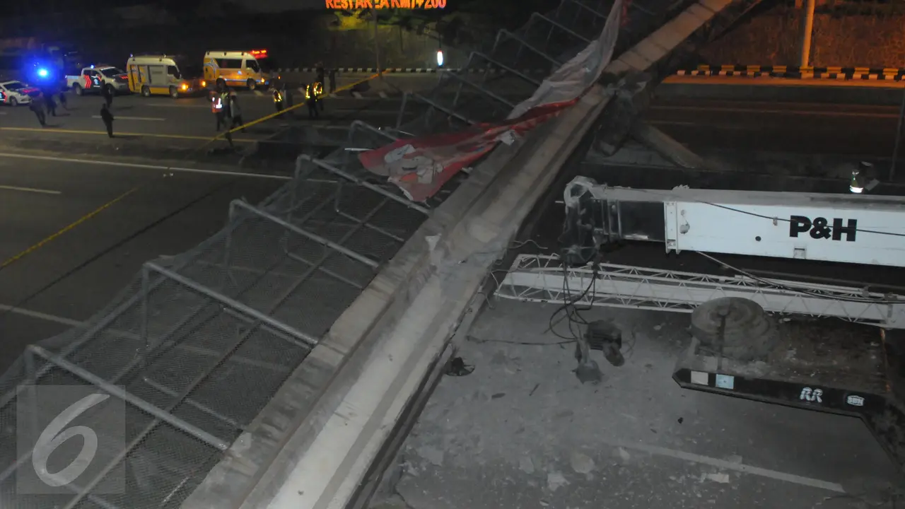 20160515-Truk Trailer Pengangkut Crane Tabrak JPO BSD Hingga Roboh-Tangerang