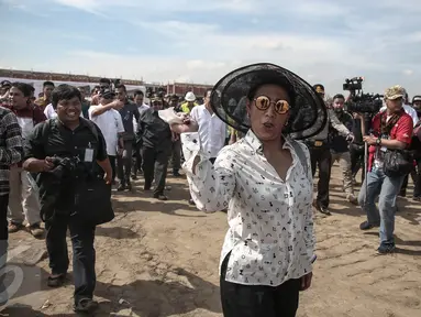 Menteri Kelautan dan Perikanan, Susi Pudjiastuti tampak menggunakan kacamata hitam dan topi ketika meninjau reklamasi Teluk Jakarta, Rabu (4/5). Seperti biasa, Menteri Susi memang selalu berpenampilan berbeda dari yang lainnya (Liputan6.com/Faizal Fanani)