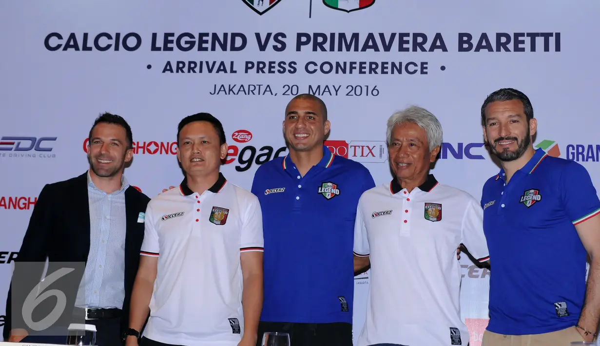 Alessandro Del Piero (kiri), David Trezeguet (tengah) dan Gianluca Zambrotta (kanan) berfoto bersama tim Primavera di Jakarta, Jumat (20/5/2016). Legenda Italia ditantang Primavera Baretti dalamlaga persahabatan. (Liputan6.com/Helmi Fithriansyah)