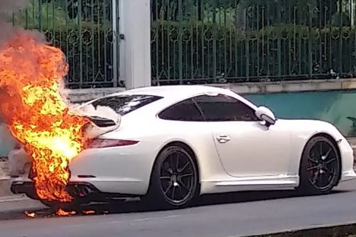 Mobil sport Porsche terbakar