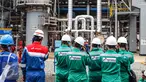 Jurnalis foto mengabadikan kawasan kilang pengolahan minyak Pertamina (RU V) di Balikpapan, Kalimantan, Kamis (14/5). Untuk mengabadikan mereka diwajibkan menggunakan perlengkapan keselamatan kerja yang sudah ditentukan. (Liputan6.com/Fery Pradolo)