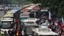 Kemacetan terjadi di kawasan Sudirman, Jakarta, Kamis (1/5/14). (Liputan6.com/Johan Tallo)