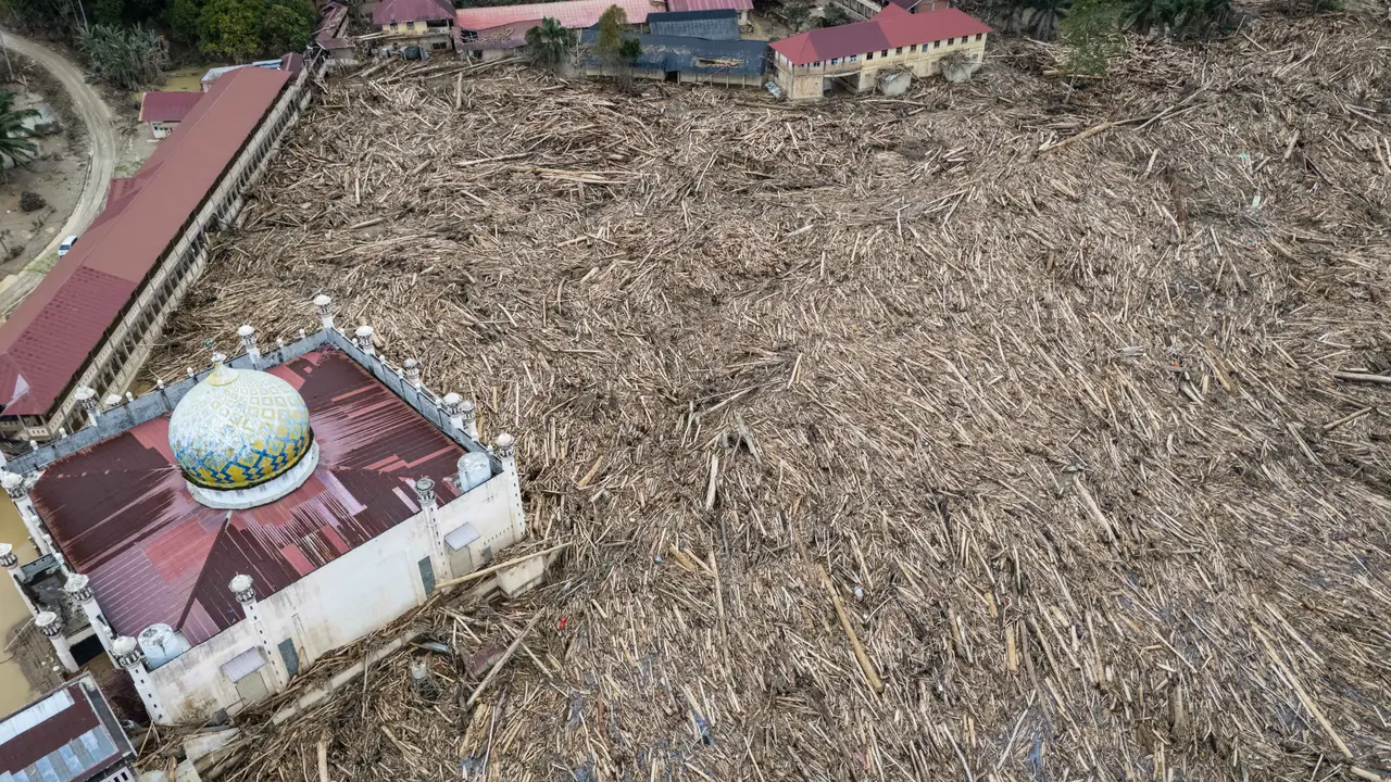 Potret Miris, Lumpur Sisa Banjir dan Kayu Gelondongan Kayu Masih Tutupi Pesantren Darul Mukhlisin di Aceh Tamiang