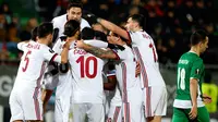 Pemain AC Milan merayakan gol penalti yang dicetak Ricardo Rodriguez saat bertandang ke markas Ludogorets Razgrad pada laga leg pertama babak 32 besar Liga Europa di Ludogerts Arena, Jumat (16/2). AC Milan berhasil menumbangkan Ludogorets 3-0. (AP Photo)