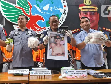 Kabid Humas Polda Metro Jaya Kombes Pol Yusri Yunus (kedua kanan)  menunjukan barang bukti saat rilis kasus narkoba jaringan lapas di Ditresnarkoba Polda Metro Jaya, Jakarta, Minggu (22/12/2019). Polisi mengamankan 3,2 kg sabu, 263 butir ekstasi,  10 kg ganja. (Liputan6.com/Herman Zakharia)