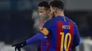 Cara Lionel Messi berdiskusi dengan Neymar Jr. pada laga prempat final Copa Del Rey di Anoeta stadium, San Sebastian,  Kamis (19/1/2017). Barcelona menang tipis 1-0.  (AP/Alvaro Barrientos)