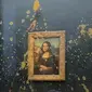 Lukisan Mona Lisa di Museum Louvre Paris dilempari sup oleh aktivis iklim. (dok. David CANTINIAUX / AFPTV / AFP)