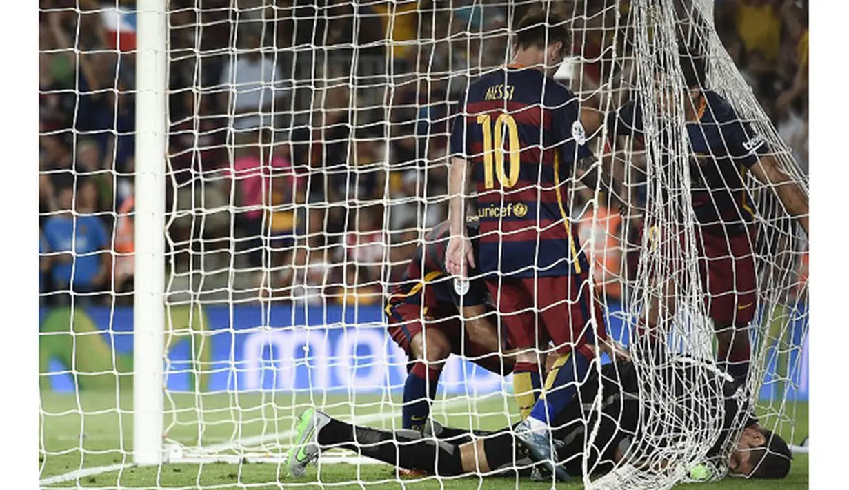 Pemain Barcelona, Lionel Messi bersama rekan setimnya beradu argument dengan kiper Athletic Bilbao, Gorka Iraizoz pada laga Piala Super Spanyol di Stadion Camp Nou, Spanyol, Senin (17/8/2015). (AFP Photo)