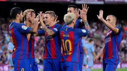 Pemain Barcelona merayakan gol Lionel Messi ke gawang Sampdoria pada pertandingan Trofeo Joan Gamper 2016 di Camp Nou, Kamis (11/8/2016) dini hari WIB. (AFP/Josep Lago)