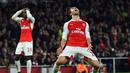 Ekspresi pemain Arsenal, Joel Campbell (kiri) dan Mathieu Flamini, setelah gagal memanfaatkan peluang di depan gawang Chelsea dalam lanjutan Liga Inggris di Stadion Emirates, London, (24/1/2016). (AFP/Ben Stansall)
