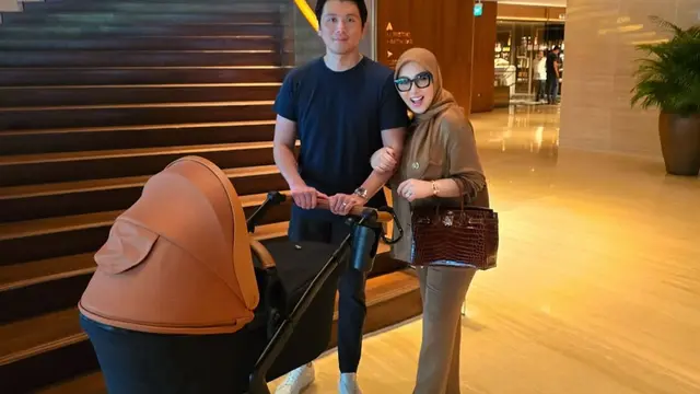 Momen Syahrini dan Reyno Barack Kompak Momong Anak saat di Singapura, Gayanya Jadi Sorotan