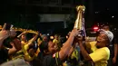 Suporter Mitra Kukar merayakan gelar juara dengan trofi Piala Jenderal Sudirman di Hotel Sultan, Jakarta, Minggu (24/1/2016). (Bola.com/Arief Bagus)