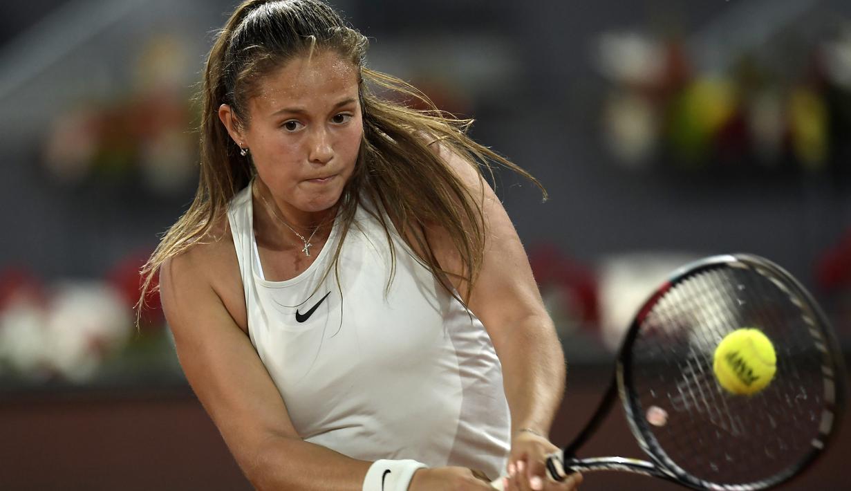 Petenis mudan dan cantik asal Rusia, Daria Kasatkina beraksi mengembalikan bola saat melawan Petra Kvitova dpada ajang WTA Madrid Open di Caja Magica, Madrid, (10/5/2018). (AFP/Oscar Del Pozo)
