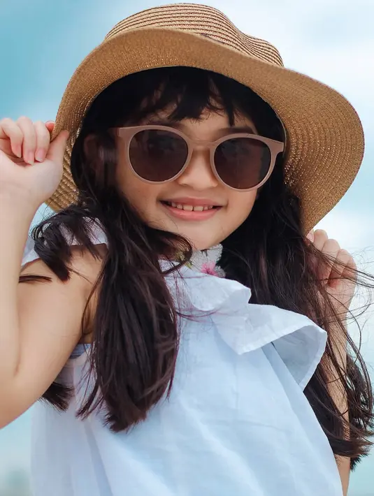 Gaya penampilan aktris cilik yang bikin gemas selalu menuai atensi publik. Seperti saat Graciella Abigail memakai topi dan kacamata yang menyempurnakan penampilannya. Tak heran, foto Graciella Abigail ini banjir like dan komentar dari netizen. (Liputan6.com/IG/@graciellaabigail)