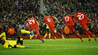 Pemain Liverpool merayakan gol yang dicetak Dejan Lovren ke gawang Dortmund pada laga Liga Europa di Stadion Anfield, Inggris, Jumat (15/4/2016) dini hari WIB. Gol kemenangan Liverpool tercipta pada menit ke-90+1. (Reuters/Darren Staples)