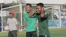 Pemain Timnas Indonesia U-22, Rafi Syarahil dan Awan Setho, tertawa saat latihan di Lapangan AUPP, Phnom Penh, Selasa (19/2). Latihan ini persiapan jelang laga Piala AFF U-22 melawan Malaysia. (Bola.com/Zulfirdaus Harahap)