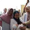 Presiden Prabowo Subianto bertemu seorang bayi yang baru selesai menjalani pengobatan di RSUD KH Muhammad Thohir Krui, Kabupaten Pesisir Barat, Lampung, Rabu (10/6/2026).  (YouTube Sekretariat Presiden)