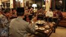 Suasana buka puasa bersama Dubes AS untuk Indonesia Robert O Blake di kediamannya, Jakarta, Rabu (24/6/2015). Beberapa tokoh Islam terlihat hadir dalam acara tersebut. (Liputan6.com/Faizal Fanani)