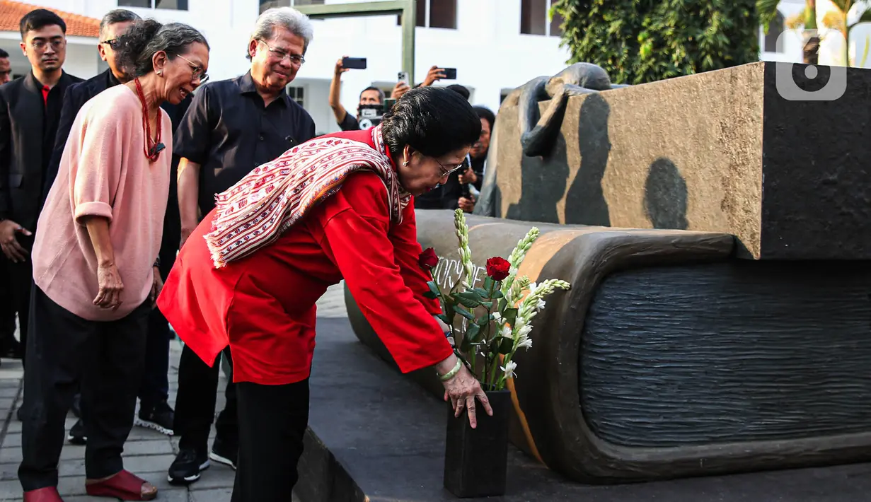 Presiden ke-5 RI Megawati Soekarnoputri menyempatkan menaruh bunga di depan Monumen Penghilangan Paksa di Galeri Nasional, Jakarta, Kamis (8/8/20204). (Liputan6.com/Angga Yuniar)
