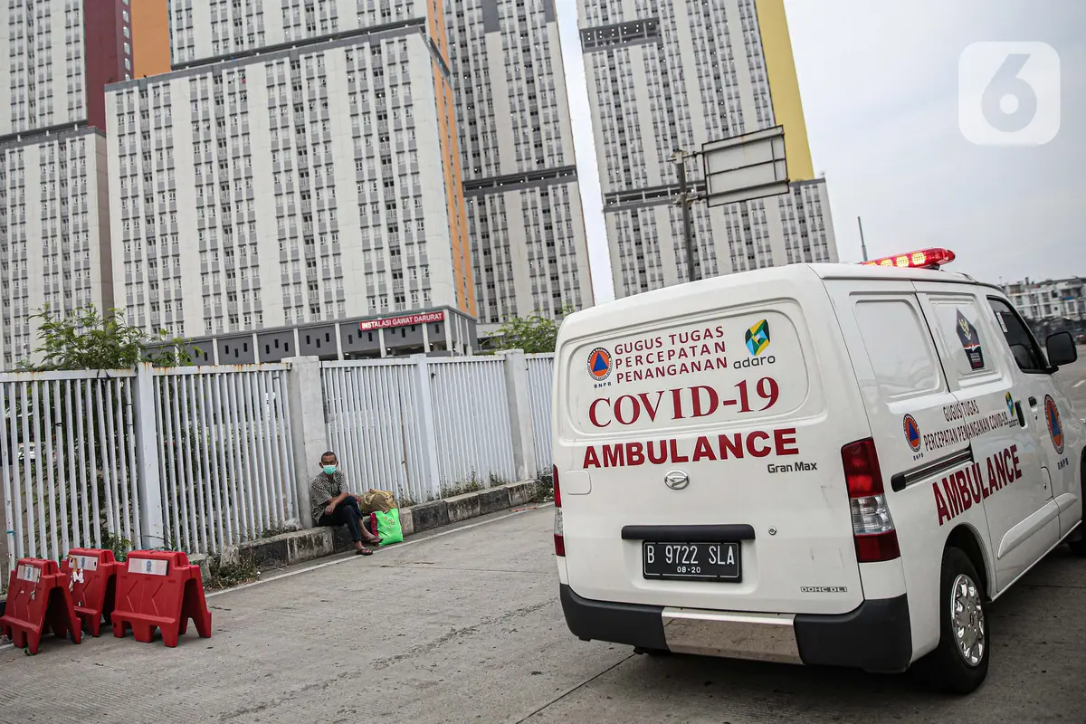 FOTO: Kesibukan Tim Medis Bawa Pasien COVID-19 ke Wisma Atlet