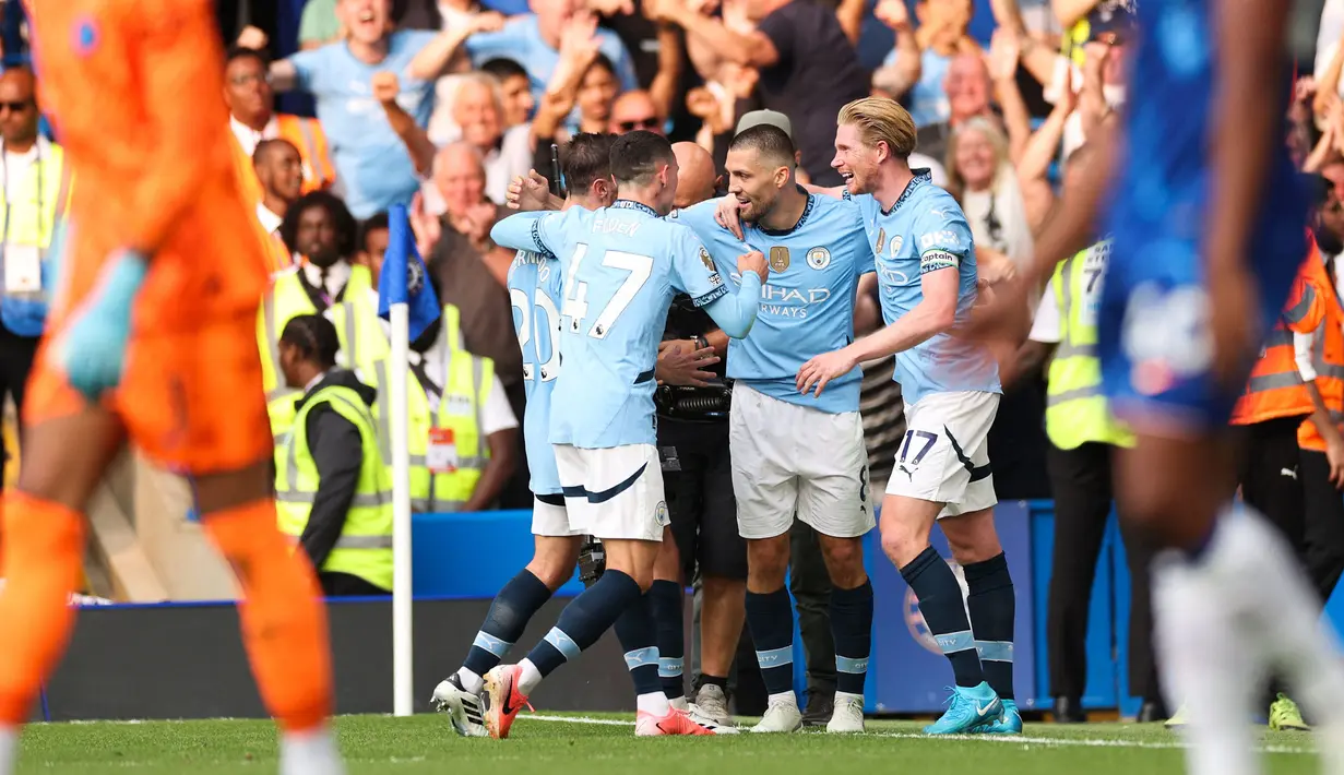 Pemain Manchester City, Mateo Kovacic  melakukan selebrasi bersama rekan-rekannya setelah mencetak gol kedua timnya ke gawang Chelsea pada laga Liga Inggris 2024/2025 di Stamford Bridge, London, Inggris, Minggu (18/08/2024) malam WIB. (AFP/Adrian Dennis)