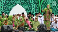 Ketua Umum PP Muslimat NU Khofifah Indar Parawansa memberi sambutan pada Harlah ke-73 kepada Muslimat NU di Stadion Utama GBK, Jakarta, Minggu (27/1). (Liputan6.com/Johan Tallo)