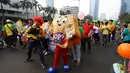 Berbagai kostum unik perwakilan dari salah satu perusahaan ikut dalam meramaikan Parade Simpatik Hari Pelanggan Nasional di kawasan Bundaran HI, Jakarta,  Minggu (7/9/14). (Liputan6.com/Johan Tallo)