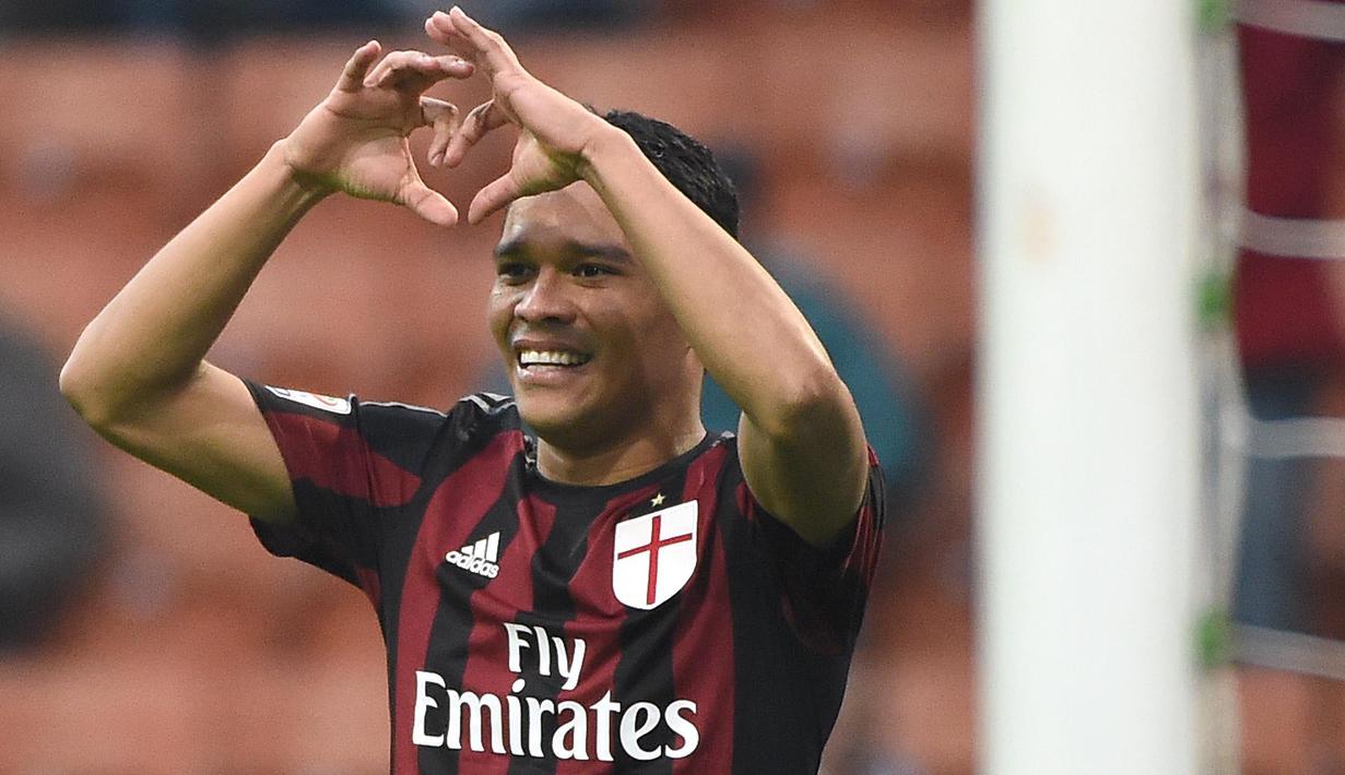  Carlos Bacca bergabung dengan AC Milan setelah tampil gemilang bersama Sevilla. (EPA/Daniel Dal Zennaro)