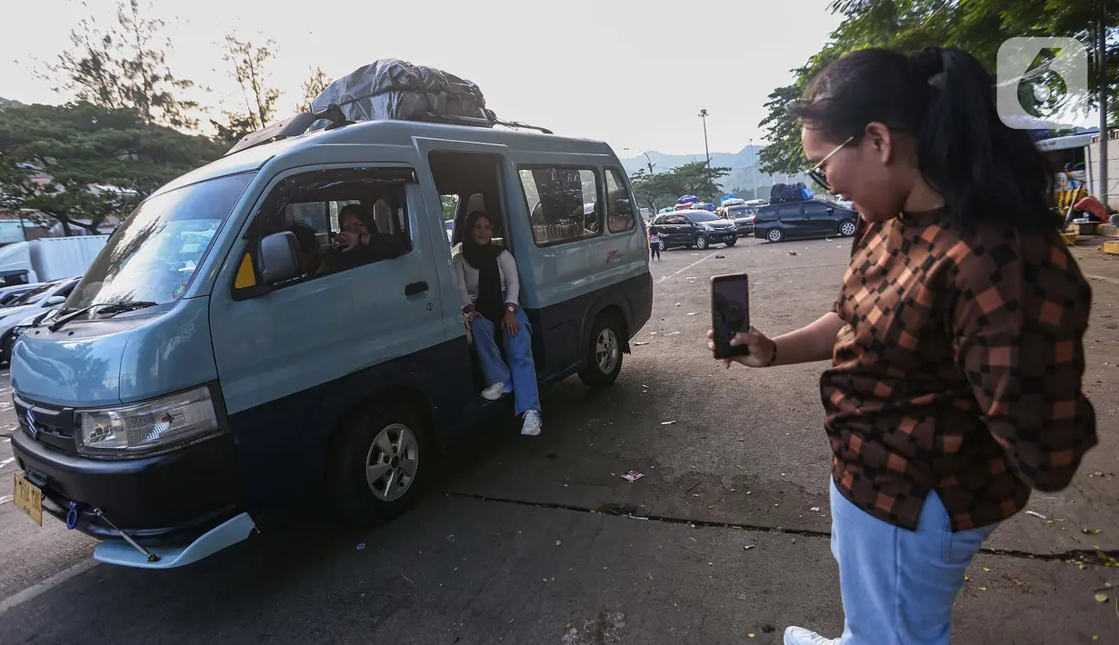 Ada pula yang memanfaatkan waktu tunggu dengan berfoto. (Liputan6.com/Angga Yuniar)