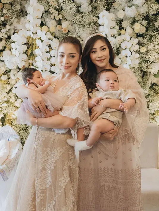 Saat aqiqah sang putra, Nikita Willy terlihat anggun dengan gaun lace beige. Gaun A-Line itu merupakan rancangan desainer favorit Nikita, Sapto Djojokartiko. [@nikitawillyofficial94]