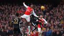 Striker Arsenal, Danny Welbeck (kiri), berebut bola dengan pemain Leicester City, N'Golo Kante, dalam laga Liga Inggris di Stadion Emirates, London, Minggu (14/2/2016). (Action Images via Reuters/Tony O'Brien)