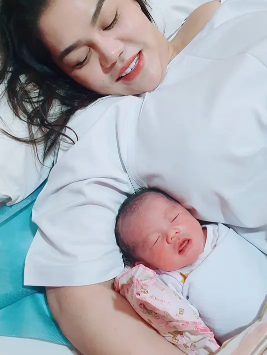 Namun begitu, ada juga momen di mana ia merasa lelah saat mengurus sang buah hati. Tapi sebagai seorang ibu, semua tetap dilewatinya dengan rasa bahagia. (Liputan6.com/IG/dj_kattybutterfly36)