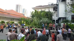 Robohnya plafon atau kanopi gedung blok G mengundang perhatian sejumlah pegawai yang berdinas di  Balai Kota Jakarta, (28/8/2014). (Liputan6.com/Johan Tallo)