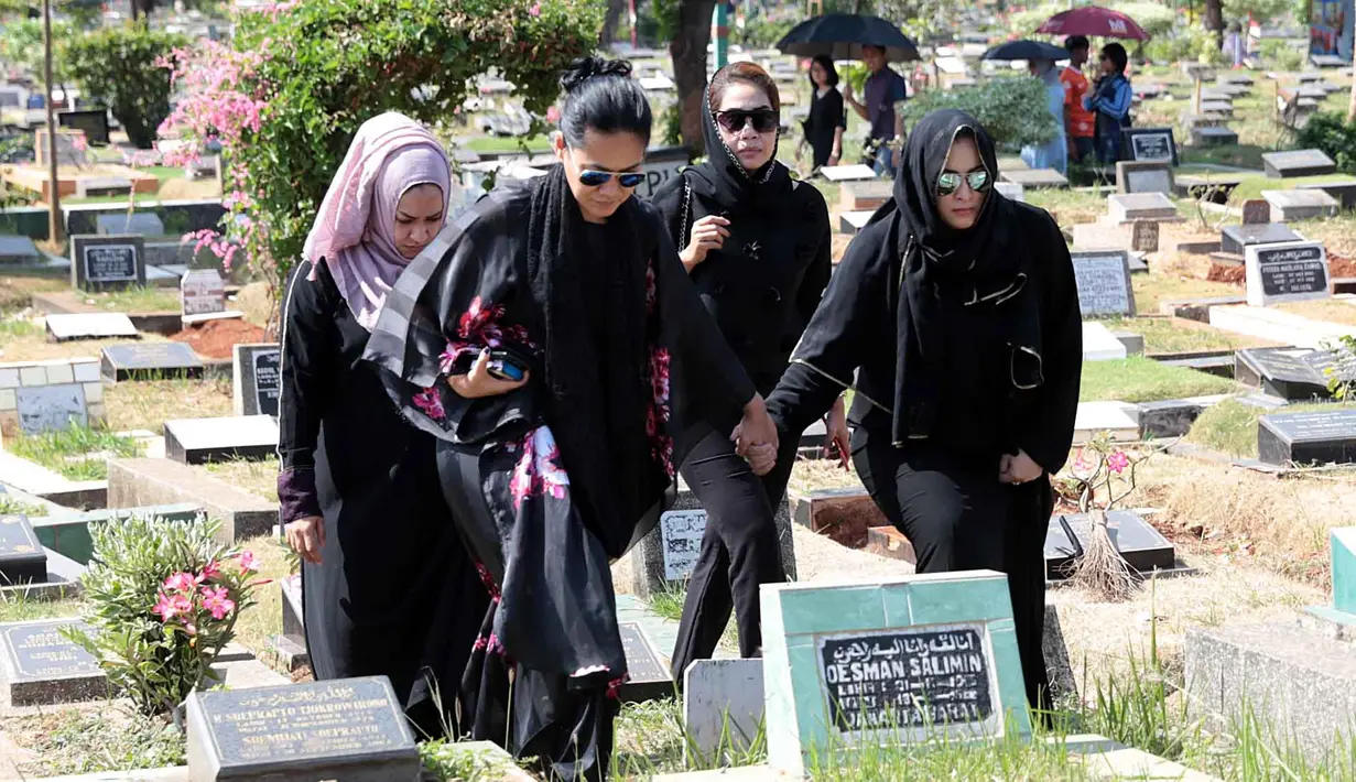 Rasa kecewa dan bersalah dirasakan oleh Jane saat ditemui di pemakaman TPU Karet Bivak, Jakarta Pusat. "Ya gimana. Kecewa aja. Bukan kecewa, ada perasaan bersalah aja karena nggak bisa nganterin mama," ujar Jane Shalimar. (Deki Prayoga/Bintang.com)