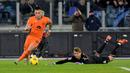 Pemain Inter Milan, Lautaro Martinez (kiri) berusaha melewati kiper Lazio, Ivan Provedel pada laga lanjutan Liga Italia 2023/2024 di Olympic Stadium, Roma, Italia, Senin (18/12/2023) dini hari WIB. (AFP/Andreas Solaro)