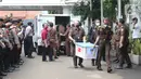 Petugas membawa barang bukti kasus pembunuhan berencana Brigadir J saat proses pelimpahan tahap dua kasus tersebut di Gedung Kejaksaan Agung, Jakarta, Rabu (5/10/2022). Penyidik Bareskrim Polri menyerahkan barang bukti beserta kesebelas tersangka kepada Kejaksaan Agung terkait kasus pembunuhan berencana Brigadir J dan obstruction of justice yang menjerat mantan Kadiv Propam Ferdy Sambo sebagai tersangka. (Liputan6.com/Herman Zakharia)