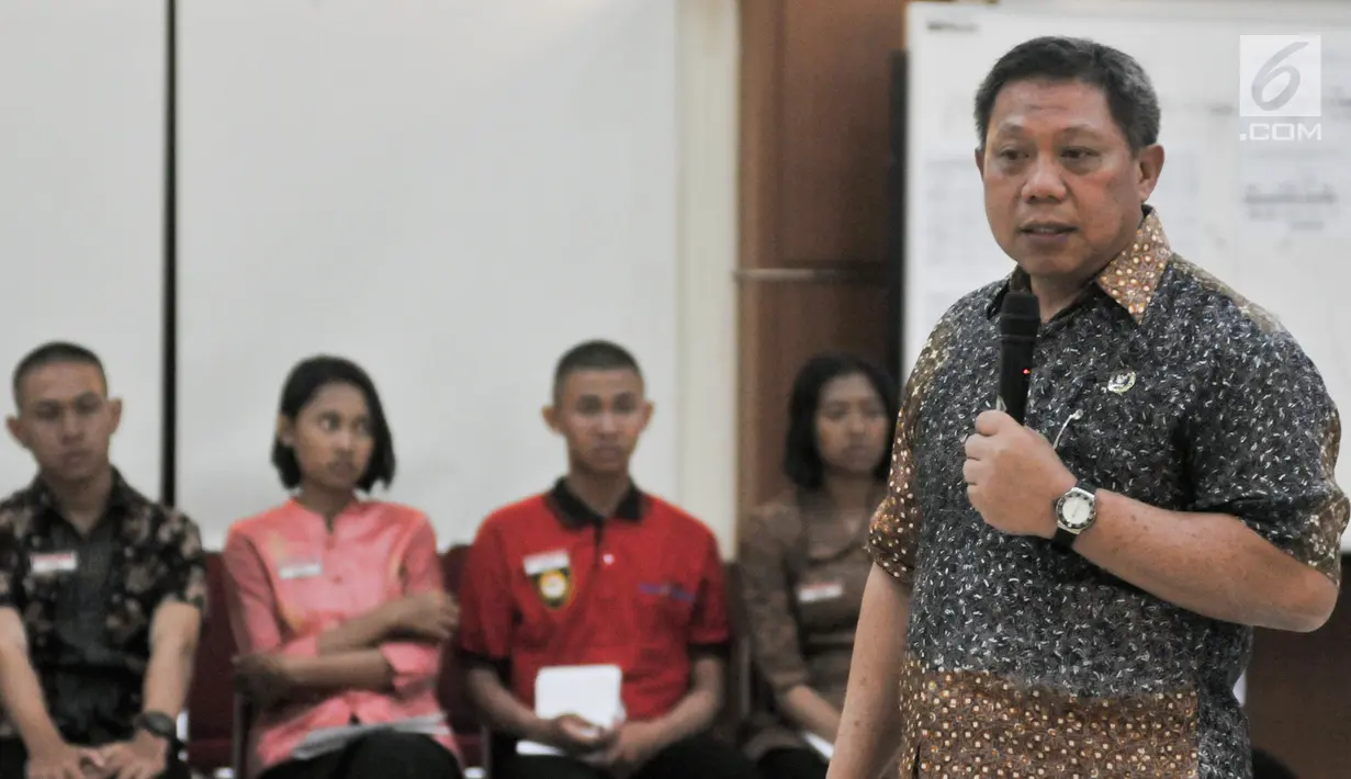 Deputi Pencegahan BNN, Ali Johardi mensosialisasikan bahaya narkotika di PPPON, Cibubur, Jakarta, Selasa (8/8). BNN ajak calon Paskibraka 2017 untuk menjauhi narkoba dan sosialisasikan pencegahan bahaya HIV dan narkotika. (Liputan6.com/Yoppy Renato)
