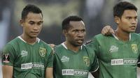 Gelandang Persebaya Surabaya, Ferinando Pahabol, tegang saat adu penalti melawan PSMS Medan pada laga perempat final Piala Presiden di Stadion Manahan, Solo, Sabtu, (3/2/2018). PSMS menang adu penalti 4-3 atas Persebaya. (Bola.com/M Iqbal Ichsan)