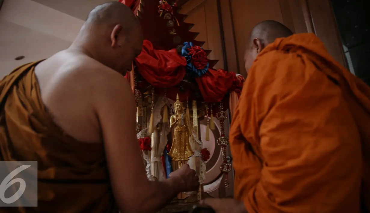 Biksu memeriksa pantung buddha untuk kesiapan Pindapata di Vihara Saddhapala, Jakarta, Jumat (22/4/2016). Persiapan tersebut dilakukan untuk Pindapata Gema Waisak 2560 BE pada tanggal 24 April di Kota Tua. (Liputan6.com/Faizal Fanani)