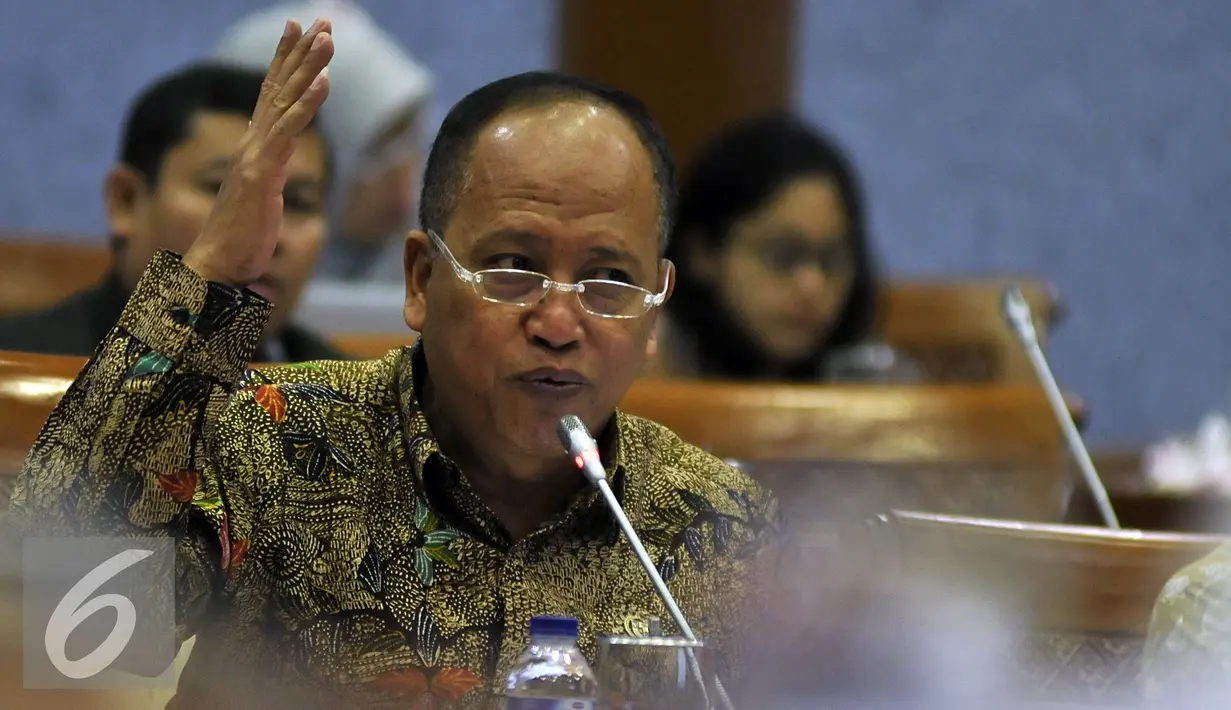 Menristek-Dikti Muhammad Nasir memberikan keterangan saat raker dengan Komisi X DPR, di Kompleks Parlemen, Jakarta, Rabu (10/2). Rapat membahas Penetapan kepangkatan Dosen serta isu - isu terkini di bidang Menristek-Dikti. (Liputan6.com/Johan Tallo)