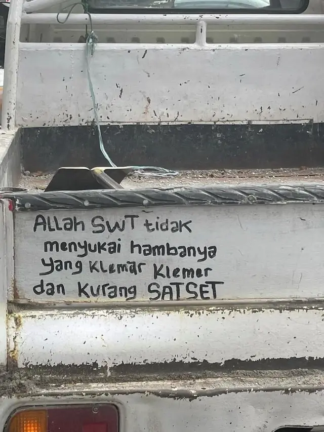 7 Tulisan Kata Mutiara Nyeleneh di Belakang Mobil Ini Bikin Geleng Kepala