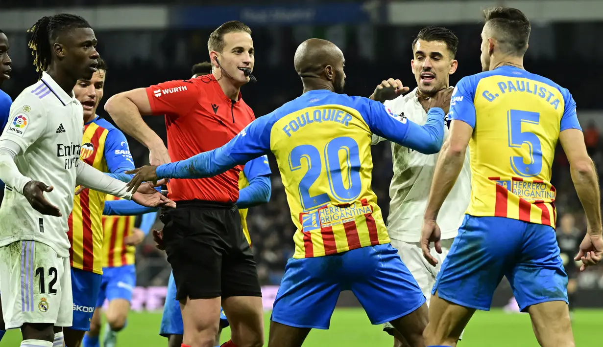 Sejumlah pemain Valencia tampak bersitegang dengan pemain Real Madrid pada laga Liga Spanyol di Stadion Santiago Bernabeu, (2/2/2023). Madrid mampu mencetak dua gol kemenangan melalui Marco Asensio  dan Vinicius Junior. (AFP/Javier Soriano)