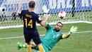 Gelandang Australia, J. Troisi, mencetak gol ke gawang Cile pada laga Grup B Piala Konfederasi 2017 di Arena Otkrytiye, Moskow, Minggu (25/6/2017). Cile bermain imbang 1-1 dengan Australia. (EPA/Sergei Chirikov)