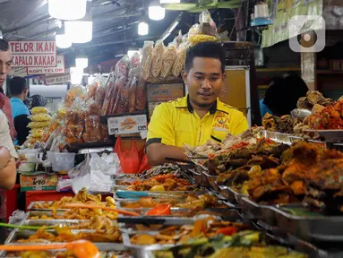 Pengunjung memilih menu berbuka puasa di Sentra Kuliner Nasi Kapau di Jalan Kramat Raya, Senen, Jakarta, Kamis (14/3/2024). (Liputan6.com/Herman Zakharia)