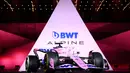 Alpine F1 Team resmi meluncurkan mobil anyar untuk menghadapi F1 2022 di Palais de Tokyo, Paris, Prancis, Senin (21/2/2022). Mobil yang diberi nama A522 itu terlihat cantik dengan perpaduan warna biru dan pink. (FRANCK FIFE / AFP)