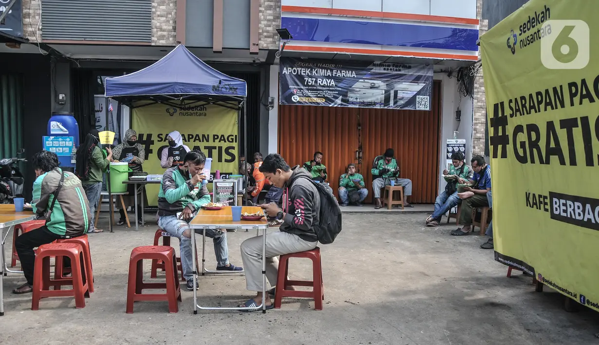 Warga menikmati sarapan gratis di Lembaga Sedekah Nusantara, Sawangan, Depok, Minggu (5/9/2021). Lembaga kemanusiaan Sedekah Nusantara menggelar kegiatan berbagi sarapan gratis sebagai bentuk kepedulian terhadap masyarakat yang terdampak pandemi Covid-19 (merdeka.com/Iqbal S Nugroho)