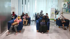 Suasana pelayanan nasabah di kantor pusat Bank Bukopin, Jakarta, Selasa (1/7/2020). Otoritas Jasa Keuangan (OJK) resmi memberikan pernyataan efektif pelaksanaan Penawaran Umum Terbatas kelima (PUT V) Bukopin, pada Selasa (30/6). (Liputan6.com/Herman Zakharia)